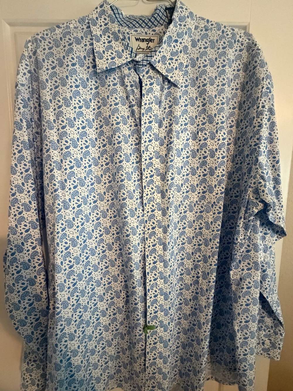 Wrangler Men’s White and Light Blue Paisley Button-Up Shirt